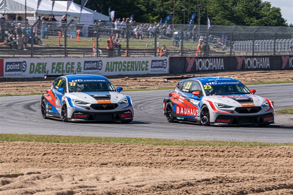 Nicolai Sylvest #11 og Jan Magnussen #23 startede med at tage et nyt 1-2-resultat i kvalifikationen, men Magnussen kom klart bedst ud af det i løbene.